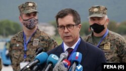Ambasador SAD u BiH Eric Nelson dočekuje američke vojnike