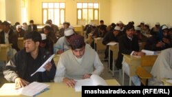 ارشیف، د خوست د شیخ زاید پوهنتون محصلین د درس ویلو په حال کې