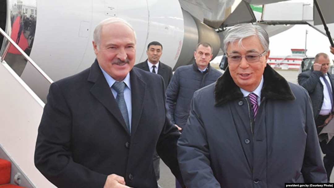 Александр Лукашенко (слева) и президент Казахстана Касым-Жомарт Токаев. 24 октября 2019 года