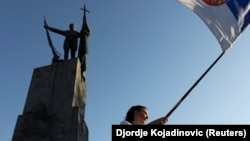 Një grua valëvit flamurin e Serbisë gjatë protestës antiqeveritare në Kralevë më 28 qershor 2026.