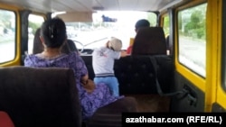 "Biz sürüjiniň ýuwaş we seresap sürmegi üçin, ençeme gezek bellik etsegem, nägileligimize gulak gabardan bolmady”. Illýustrasiýa suraty