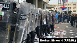 Neredi ispred Skupštine grada Novog Sada kada su demonstranti gađali policiju jajima, brašnom, crvenom farbom, jogurtom i toalet papirom, 24.2.2025. 