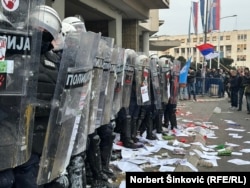 Građani su lepili nalepnice na štitove i gađali policajce jajima, crvenom farbom, jogurtom i toalet papirima.