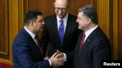 Президент України (праворуч) новопризначений спікер парламенту Володимир Гройсман, новопризначений прем’єр-міністр Арсеній Яценюк
