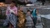 Copii adunați lângă locul unui atac cu rachete rusești la Kiev, pe 28 august.