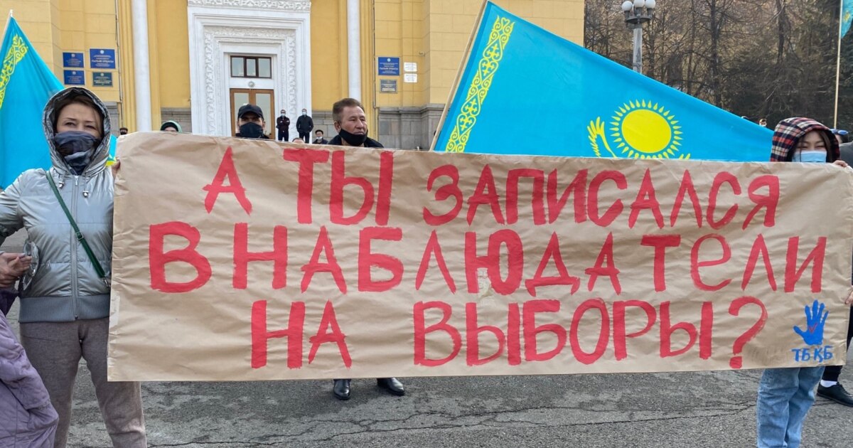 Қыздар кискаларымен ойнайды