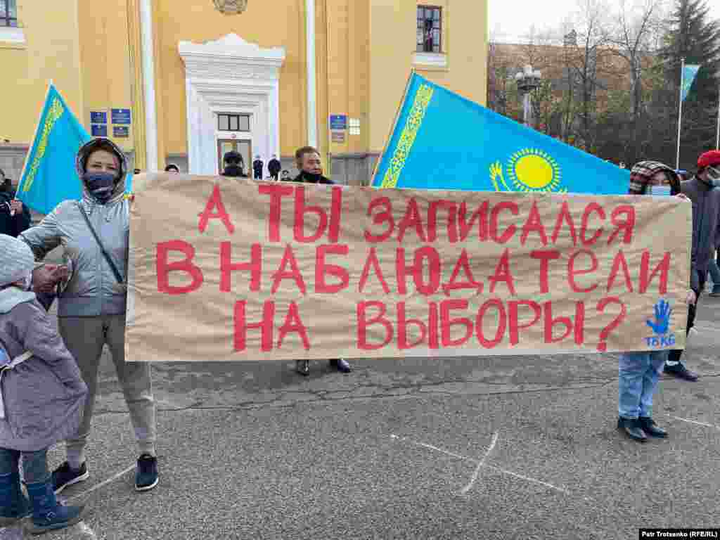 Сайлауды бақылауға үндейтін жазу ұстап тұрған адамдар. Қазақстанда 2021 жылы 10 қаңтарда кезекті парламент сайлауы өтуі тиіс.