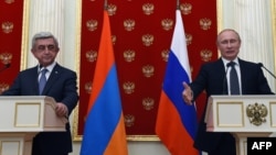 Russia -- Russian President Vladimir Putin (R) and his Armenian counterpart Serzh Sarkisian attend a press conference at the Kremlin in Moscow on August 10, 2016