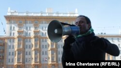 Активист перед посольством США в Москве выкрикивает антиамериканские лозунги. Архивно-иллюстративное фото