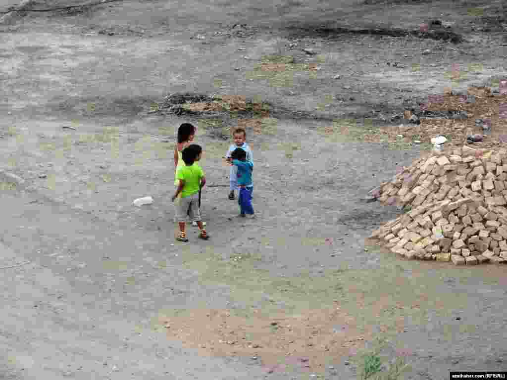 Türkmenabatda çagalar üçin niýetlenen meýdançalaryň az bolandygy sebäpli, ýaşlar köçelerde oýnamaly bolýarlar