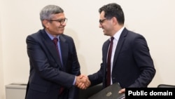 Armenia - Indian Defense Secretary Rajesh Kumar Singh (left) and Armenian Defense Industry Committee head Aram Jivanian sign an agreement in Yerevan, August 17, 2026.