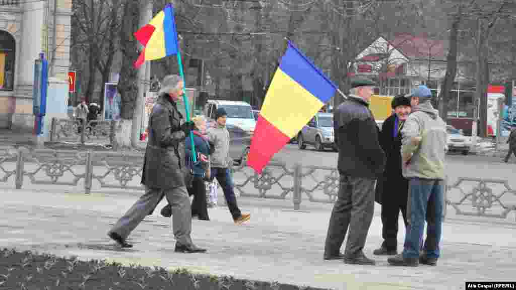 Cu tricoloare spre monumentul lui Ştefan cel Mare