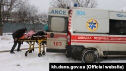 Медики оказывают помощь пострадавшим при пожаре в харьковском доме престарелых, 21 января 2021 года
