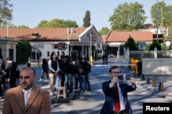 Журналісти біля палацу Долмабахче в Стамбулі, де заплановані російсько-українські переговори, 15 травня 2025 року