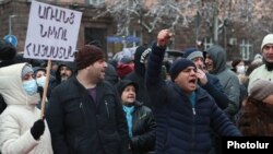 Armenia -- Supporters of the opposition Homeland Salvation Movement demonstrate in Yerevan to demand Prime Minister Nikol Pashinian's resignation, February 20, 2021.