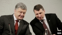 Президент України Петро Порошенко (л) на зустрічі з президентом Латвії Раймондсом Вейонісом, Рига, Латвія, 4 квітня 2017 року