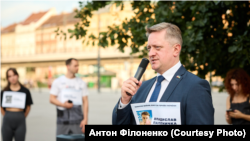 Посол України в Чехії Василь Зварич виступає перед початком забігу