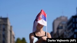 Hrvatska je zrela demokratska zemlja sa odmjerenim i pametnim potezima, pogotovo kada je riječ o odnosima sa susjedima, kazao je hrvatski premijer Andrej Plenković (na fotografiji: zastava Srbije na skupu u Beogradu, 11. rujna 2021.)