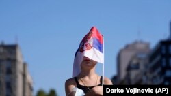 Devojčica sa zastavom Srbije u ruci na protestu "Ustanak za opstanak" koji su organizovale ekološke organizacije iz cele zemlje, 11. septembar 2021. 