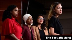 Cele patru parlamentare democrate - Alexandria Ocasio-Cortez din New York, Ilhan Omar din Minnesota, Ayanna Pressley din Massachusetts și Rashida Tlaib din Michigan -, într-o conferință de presă la Washington, 15 iulie 2019