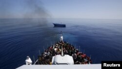 Близько 300 африканців на кораблі Фінансової поліції Італії, врятовані з їхнього судна неподалік берегів Сицилії, фото 14 травня 2014 року