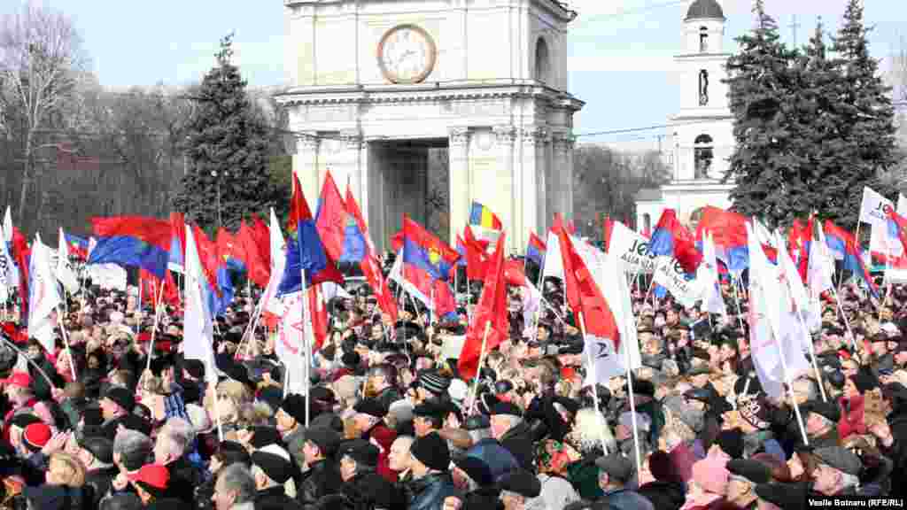 16 martie 2012. Partidul Comunist a cerut demisia guvernului, a parlamentului şi organizarea de alegeri anticipate