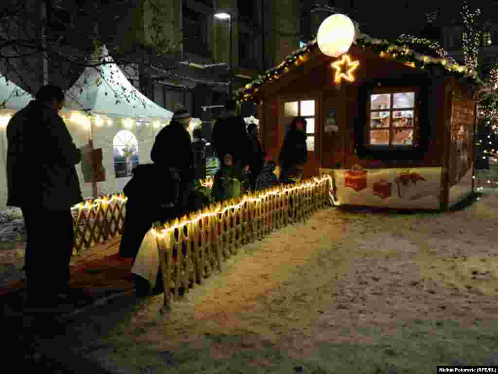 Roditelji sa djecom stoje u redu za slikanje sa Deda Mrazom koje je organizovano u sklopu Sarajevo holiday marketa