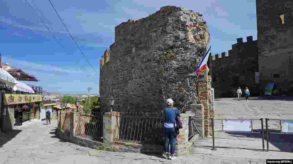 Біля головного входу в Генуезьку фортецю