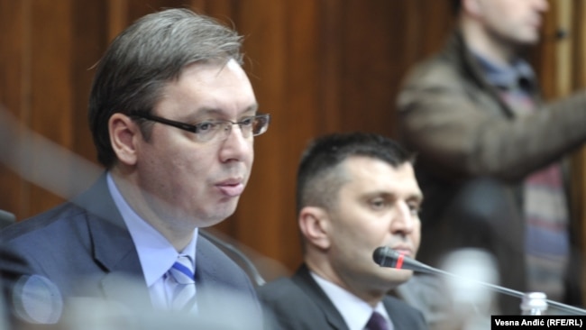 Aleksandar Vučić, tada premijer Srbije, i Zoran Đorđević, tadašnji ministar odbrane a danas direktor Pošta Srbije, na jednoj od sednica Parlamenta iz marta 2016.