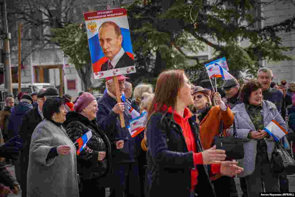 Митинг в честь пятилетия присоединения Крыма прошел перед зданием Госсовета республики, там же, где 26 февраля 2014 года тысячи крымско-татарских и украинских активистов выступили против принятия так называемых &quot;сепаратистских&quot; законов