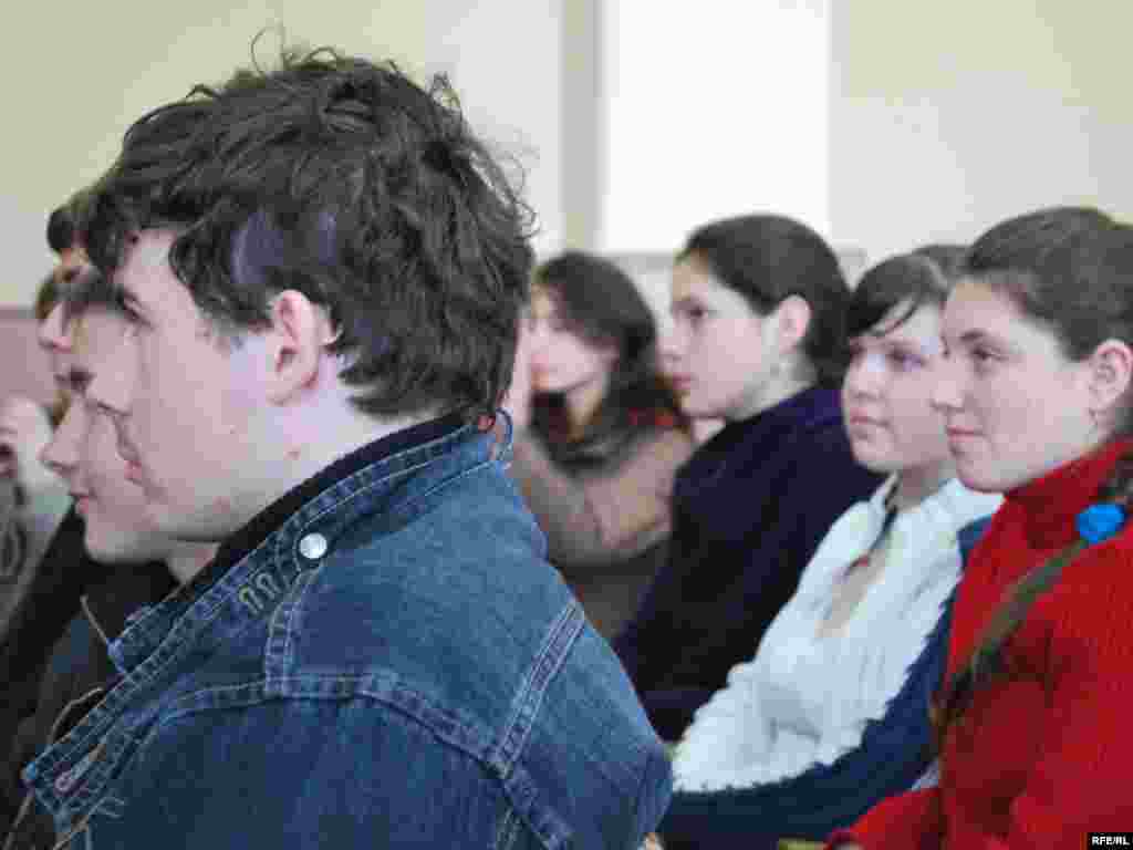 Tineri ai internatului din Ciniseuți