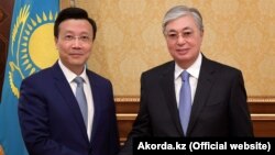 Посол Китая в Казахстане Чжан Сяо на встрече с президентом Казахстана Касым-Жомартом Токаевым. Нур-Султан, 28 августа 2019 года.