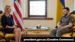 Presidenti ukrainas, Volodymyr Zelensky dhe ambasadorja e sapoemëruar e SHBA-së në Ukrainë, Bridget Brink marrin pjesë në një ceremoni kredenciale në Kiev. 2 qershor 2022.