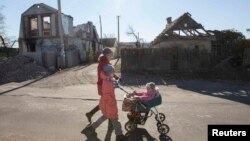 Жители села Семеновка в районе Славянска в восточной части Украины. Иллюстративное фото. 