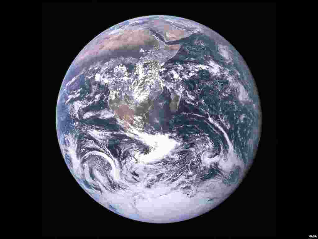 Вид на Землю с космического корабля миссии &quot;Аполлон-17&quot;.