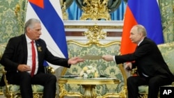 Președintele rus Vladimir Putin și președintele cubanez Miguel Diaz-Canel, într-o întâlnire la Kremlin. 9 mai 2024.