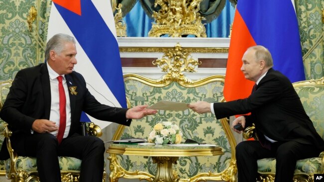 Путин и президент Кубы Мигель Диас-Канель в 2024 году