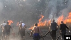 Російські пожежники та добровольці намагаються зупинити вогонь поруч із селом Балашиха за 15 кілометрів від Москви, 5 серпня 2010 року