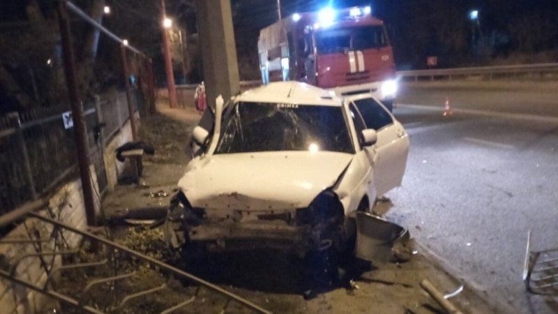 Автомобиль врезался в бетонный столб на Ялтинском шоссе, водитель погиб – спасатели