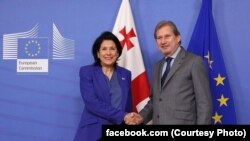 Președinta Georgiei Salome Zurabishvili, împreună cu comisarul european pentru extindere şi politică vecinătăţii Johannes Hahn