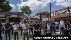 Besimtarët myslimanë duke u falur para një xhamie në Shkup - foto arkivi