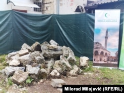 Ostaci Sahat-kule ponovo na staroj lokaciji.