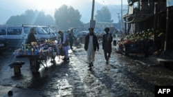 Бадахшанның орталығы Фаизабад қаласының тұрғындары. Ауғанстан, 19 қыркүйек 2012 жыл.