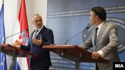 Министерот за надворешни работи Горан Грлиќ Радман на прес-конференцијата во МНР во Скопје, со неговиот домаќин, министерот Никола Димитров.