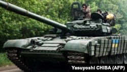 Українські військові на танку поблизу Бахмута на Донеччині, 15 травня 2022 року