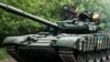 Українські військові на танку поблизу Бахмута на Донеччині, 15 травня 2022 року
