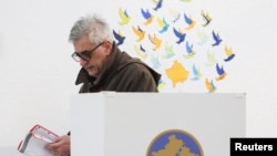 Një qytetar i Prishtinës duke votuar në zgjedhjet parlamentare të 9 shkurtit.