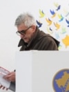 Një qytetar i Prishtinës duke votuar në zgjedhjet parlamentare të 9 shkurtit.