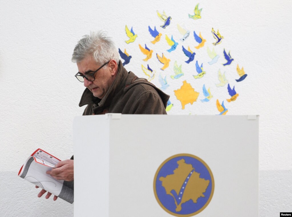 Një burrë duke votuar për zgjedhjet parlamentare të Kosovës, Prishtinë 9 shkurt 2025.