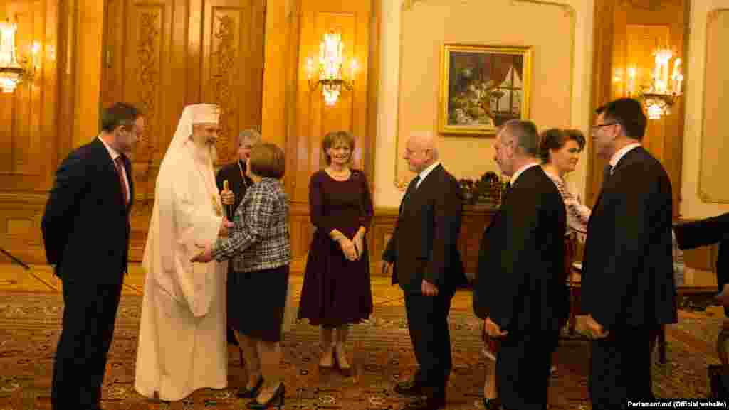 Delegaţia de la Chişinău îl salută pe patriarhul Daniel